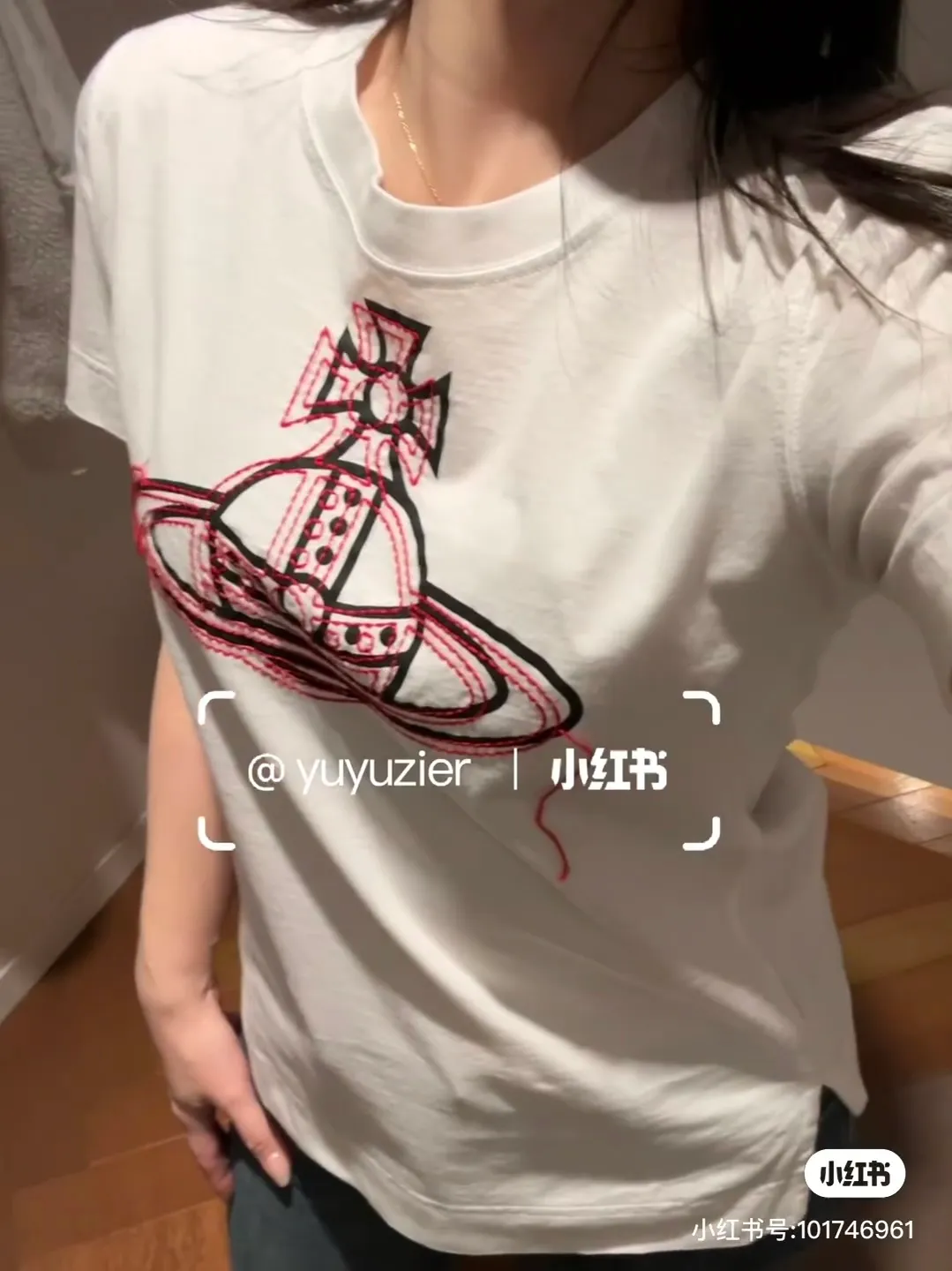 vivienne Westwood Queen Mother's new 2025 spring and summer Japanese limited-edition tassel embroidered short-sleeved T-shirt. The appearance of the appearance reveals the uninhibited image and high street trends. It has a loose and casual style, a short front and long back design, a small slit on the hem on both sides, and the iconic Saturn shape on the chest. The cross crown ball is added with a very futuristic satellite ring, just like Saturn, which collides with the prominent colors of the clothes. The non-overlapping Saturn pattern is outlined with red embroidery, which is visually dazzling. It also has a few tassels to complete the unconventional personality. 240g 32 count high-density double yarn cotton, comfortable and breathable fabric Size: XS-L Color: white, black